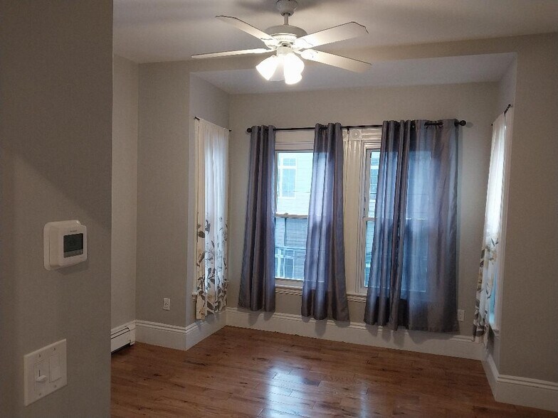 Building Photo - 565 Salem St