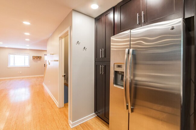 Building Photo - Three Bedroom Graduate Hospital Townhome