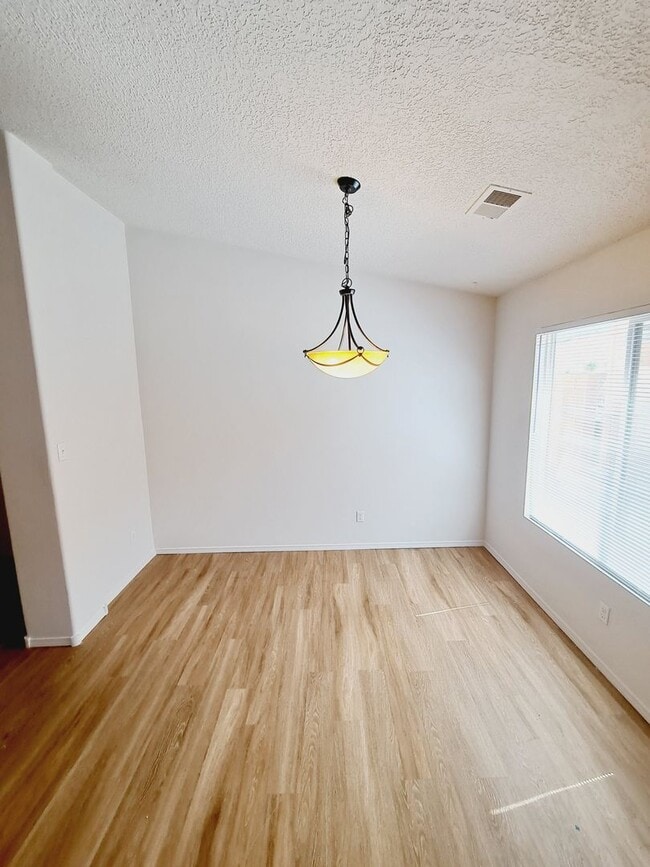 Building Photo - 3 bed 2 bath home in Huning Ranch. Great Yard!