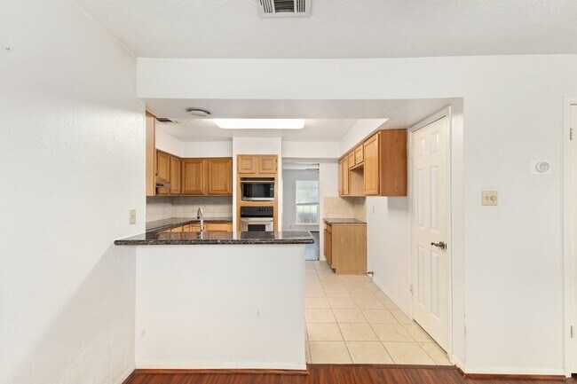 Building Photo - 3118 Kempwood Dr