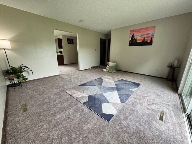 Building Photo - 3 bed, 1.5 bath duplex for rent in Cedar Falls