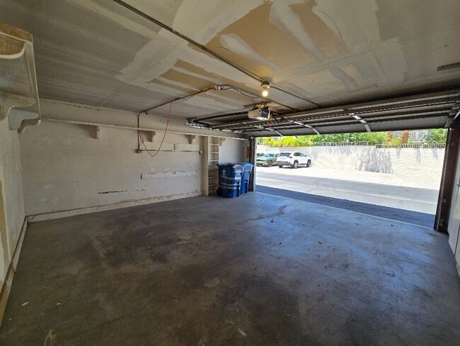 Building Photo - A Fabulous 3 Bedroom Townhome Centrally located.
