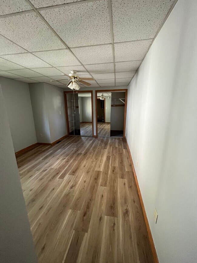 Building Photo - 2 bedroom 1.5 Bathroom House!