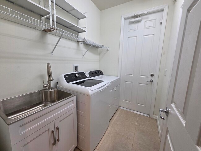 Building Photo - 1102 Dakota Dr