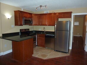 Building Photo - 1BR Condo | Walk to UTK