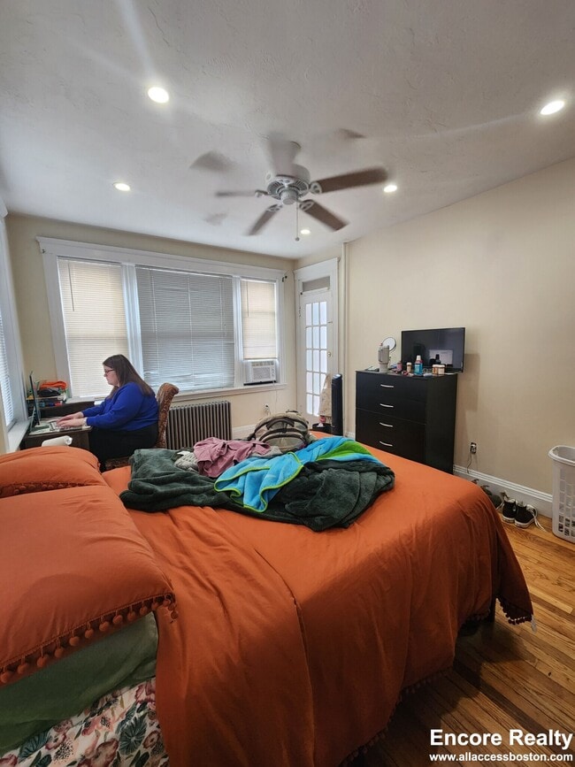 Building Photo - 240 Kelton St