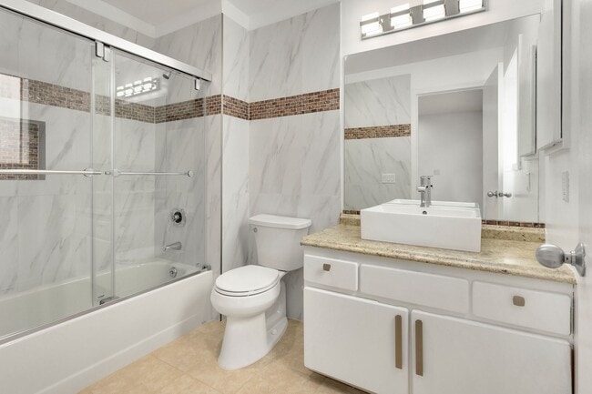 Building Photo - 3 bedroom townhome in perfect location in ...