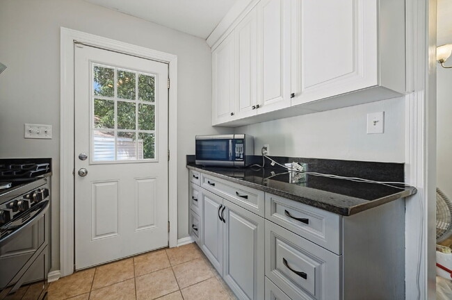 Building Photo - RARE FIND-4 BEDROOMS, 2 BATHROOMS, FENCED BACK YARD and GARAGE-PETS!!