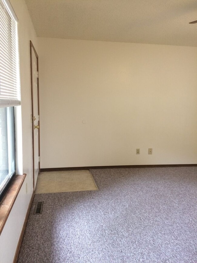 Building Photo - 3 Bedroom Ranch Nixa-new carpet