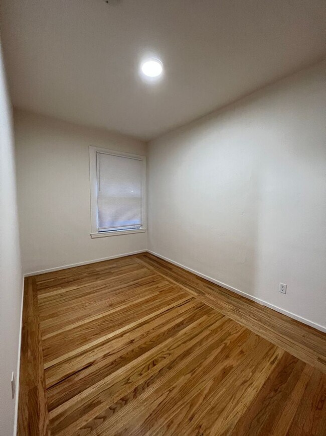 Building Photo - 841 Clay St