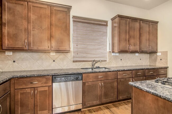 Building Photo - 5227 Lillian St