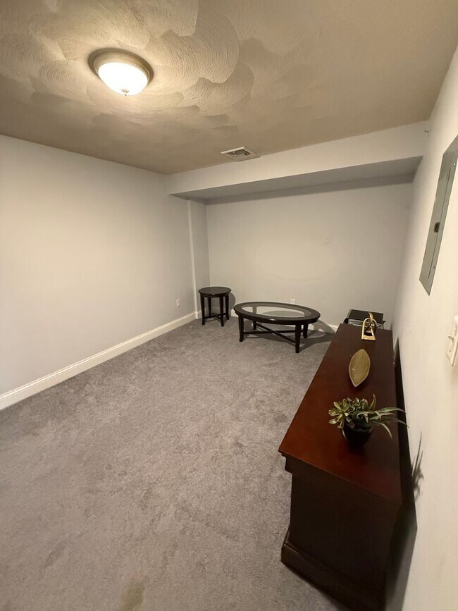 Building Photo - Beautiful Condo in Lynn– $3,300/mo