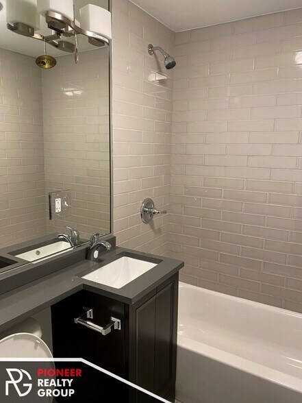 Building Photo - 711 W Brompton Ave