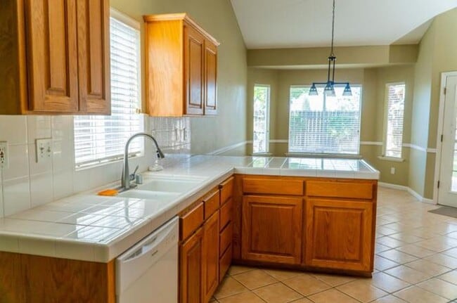 Building Photo - Bright & Spacious 4?BR Fresno Home with High Ceilings & Solar!