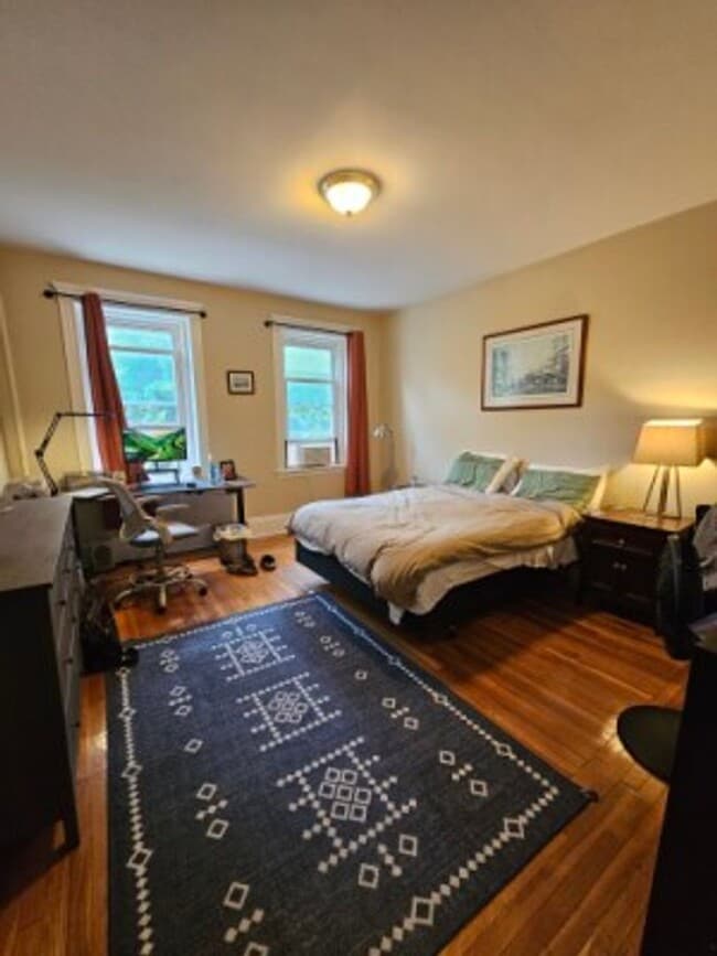 Building Photo - Fenway 5 bed 1.5 Bath