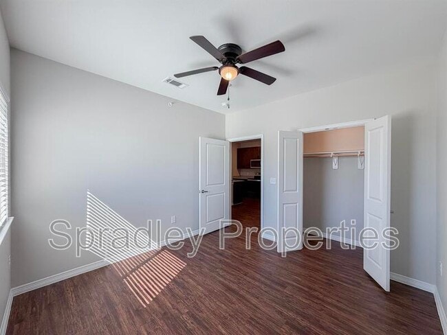 Building Photo - 1124 W Ave O