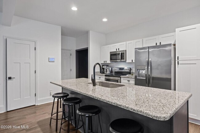 Building Photo - 521 N Hale St