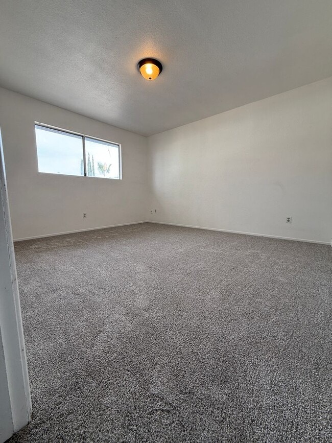 Building Photo - Porterville Townhouse for Rent: 2 Bedroom, 1.5 bath