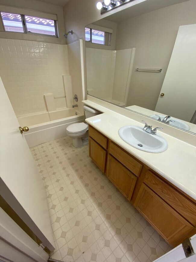 Building Photo - 4 bedroom/3 bath home located in Henderson