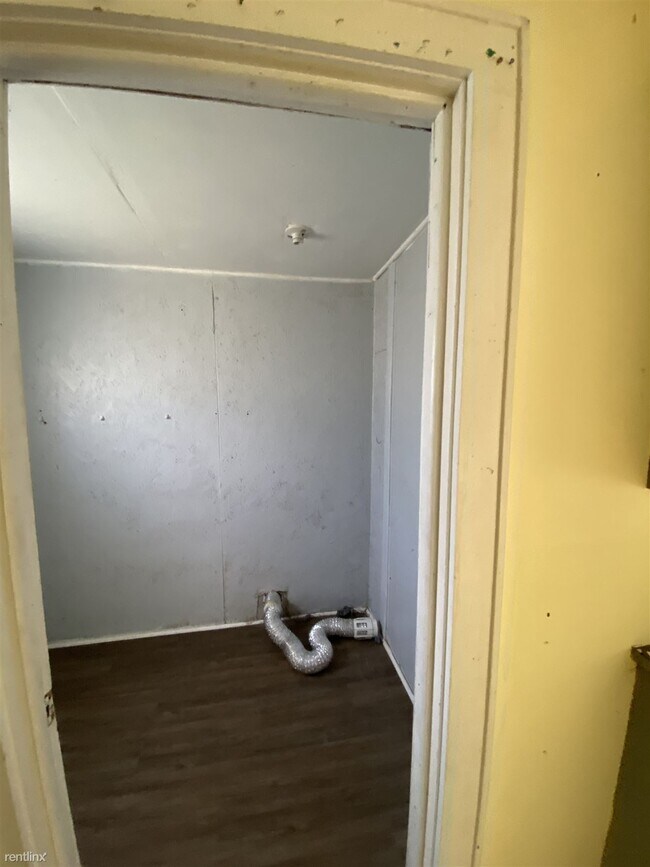 Building Photo - 2 br, 1 bath House - 207 South Locust Street