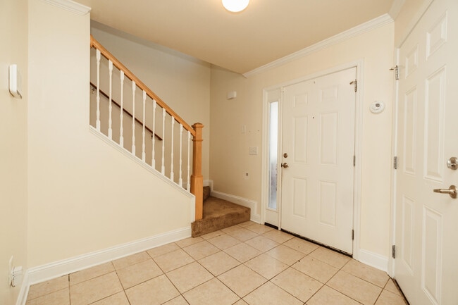 Building Photo - 748 Majestic Dr