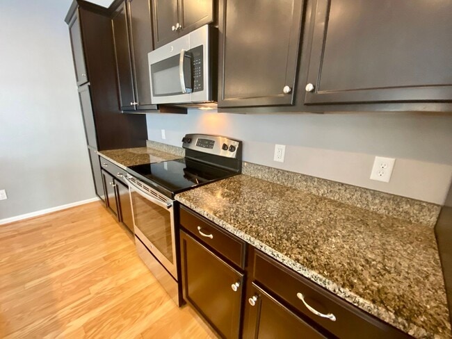 Building Photo - Spacious Condo - Waterfront Community - Av...