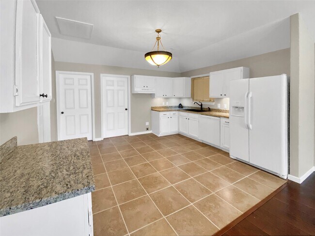 Building Photo - 10825 Royal Magnolia Dr