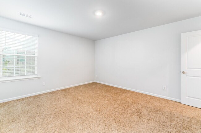 Building Photo - Spacious house with large office and 3 bedrooms in pool community. Available after July 10!