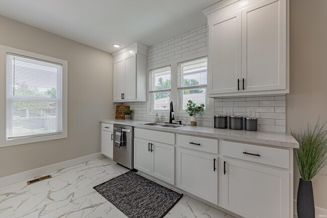 Building Photo - 808 S Cullen Ave