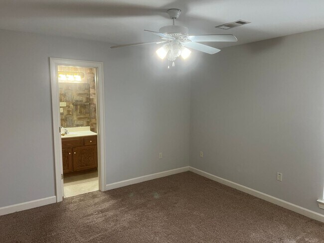 Building Photo - 2 Bed 2 Bath Duplex