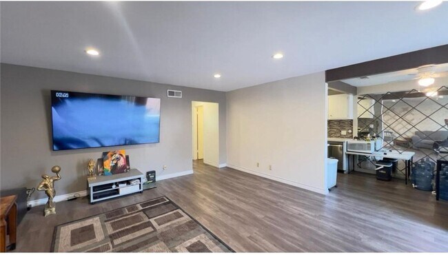 Primary Photo - 731 E Fairway Dr
