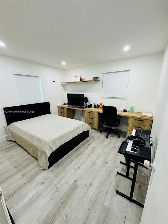 Building Photo - 1555 W 44th Pl