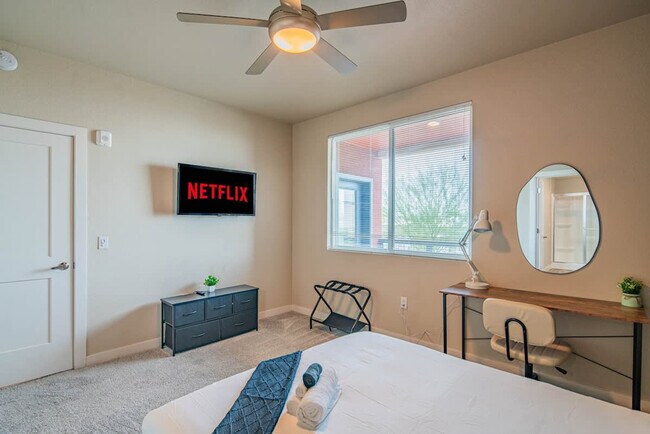 Building Photo - 1890 S Country Club Way