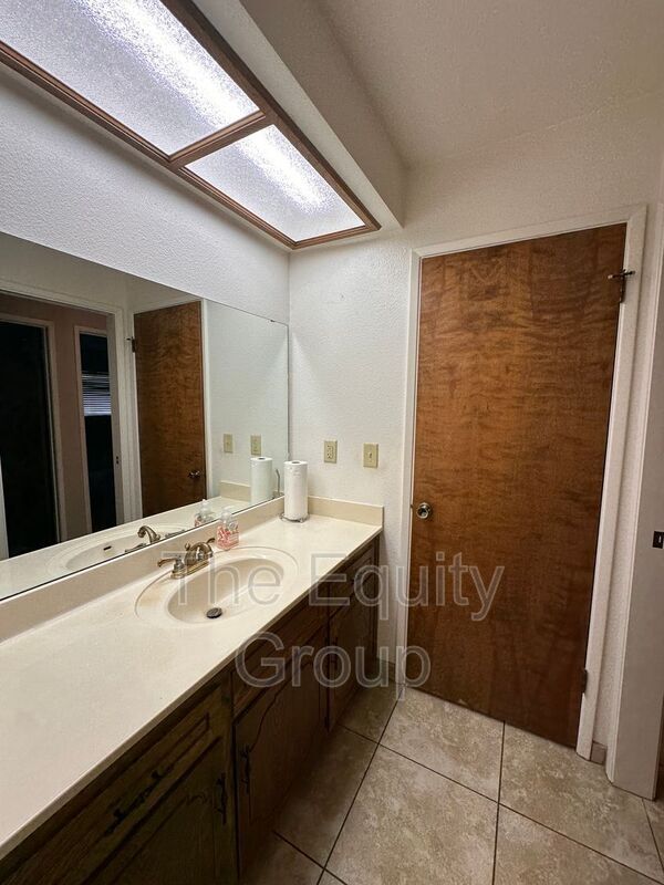 Building Photo - 1930 E Harold Ave