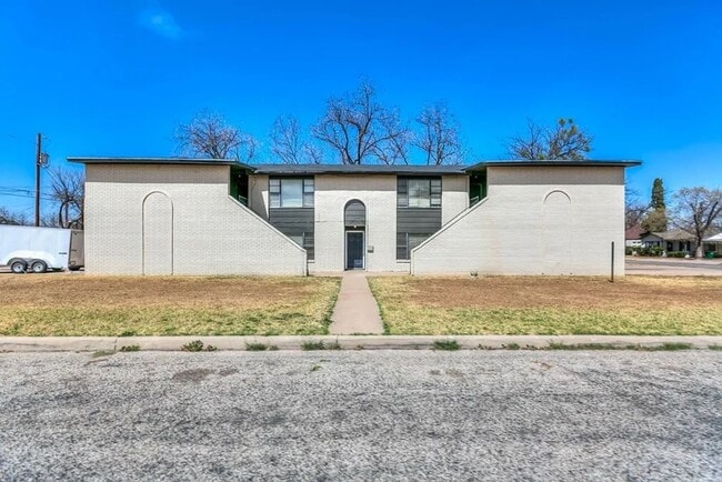 Building Photo - 1427 Austin St