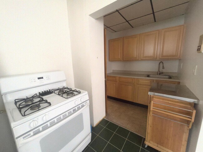 Building Photo - 17 E 48th St