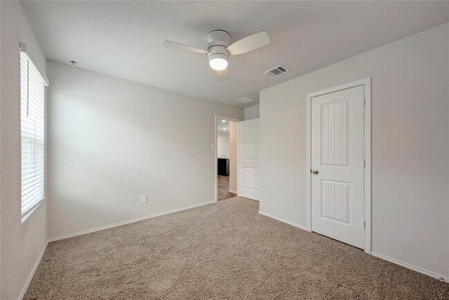 Building Photo - 105 Calgary Ln