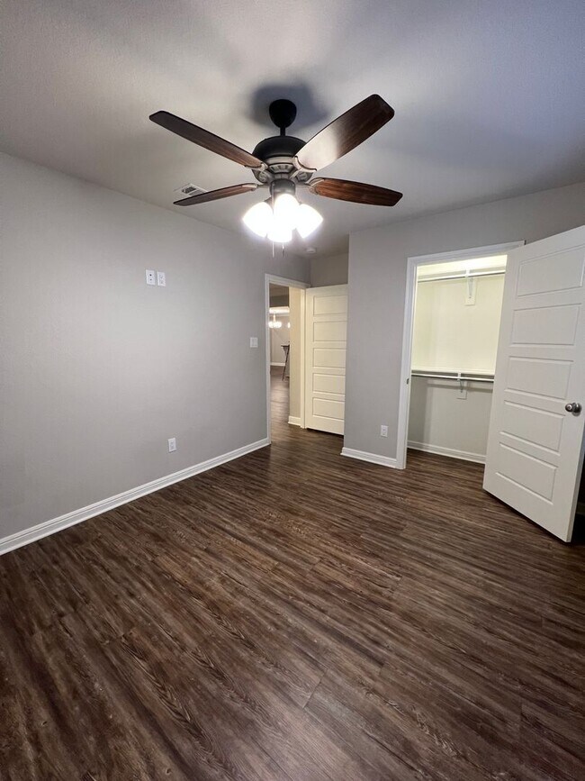 Building Photo - 5429 Meadow Ridge Dr
