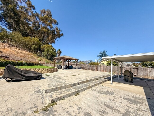 Building Photo - Newly Remodeled 3B 2BA Home w/ Putting Gre...