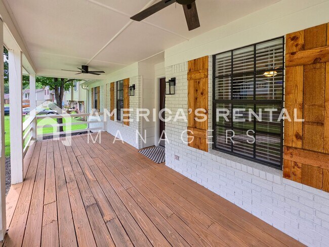 Building Photo - Newly Renovated and Ready for Move In!