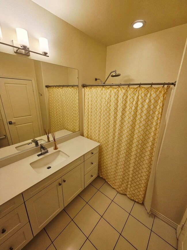 Building Photo - Gorgeous Stand Alone Town Home / Rolling Hills Golf Club is your Back Yard