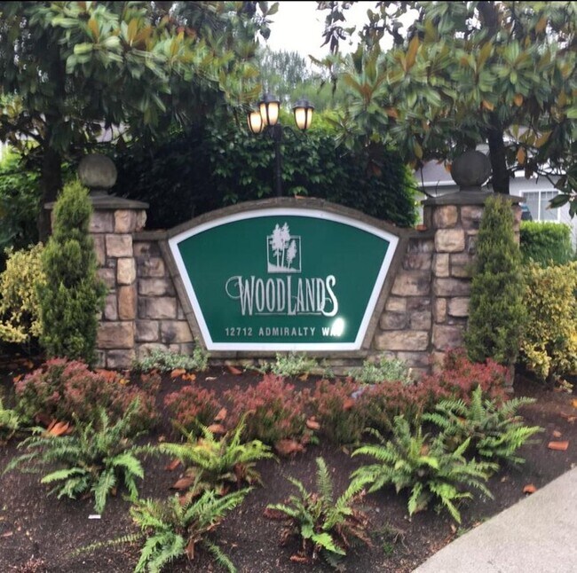 Building Photo - 2 Bed 2 Bath Top Floor Condo South Everett...