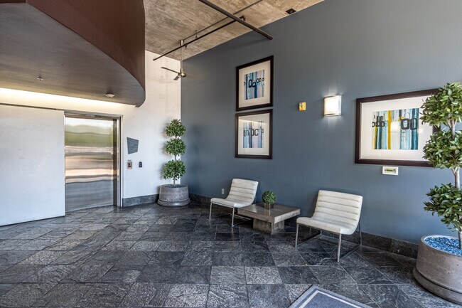 Building Photo - 555 Front St