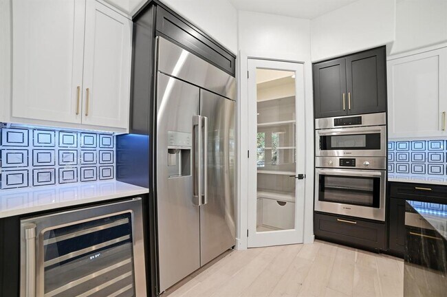 Building Photo - 2700 Marina Shores Dr