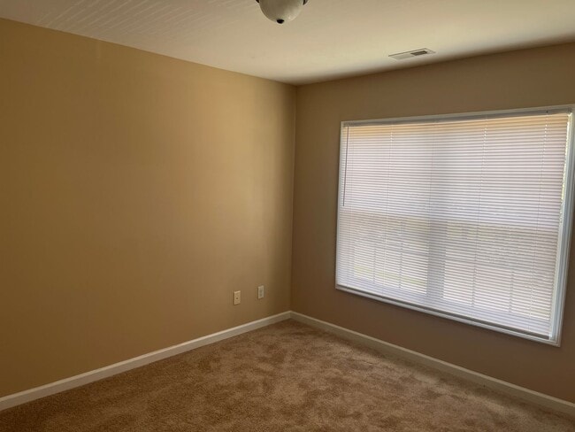 Building Photo - Lovely 3 Bedroom Townhouse in the desirabl...