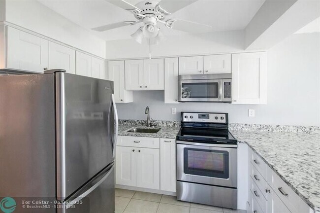 Building Photo - 2760 Yacht Club Blvd