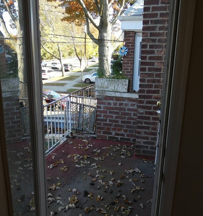 Building Photo - "Spacious 3-Bedroom Gem with Granite Accen...