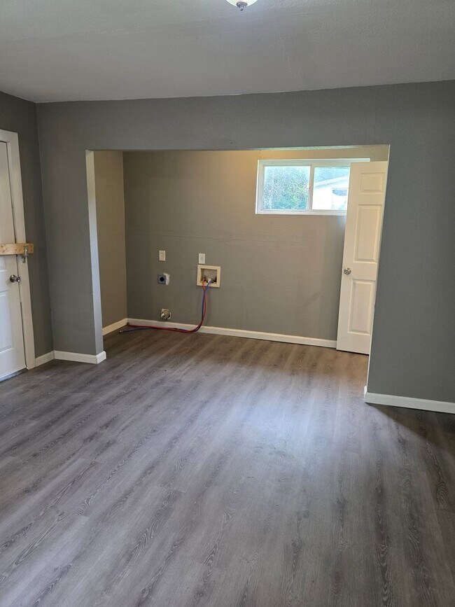 Building Photo - Lovely 3BD/1BA
