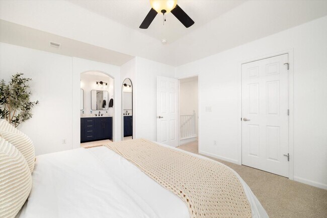 Building Photo - 3 Bed 3 Bath Castle Rock Townhome!