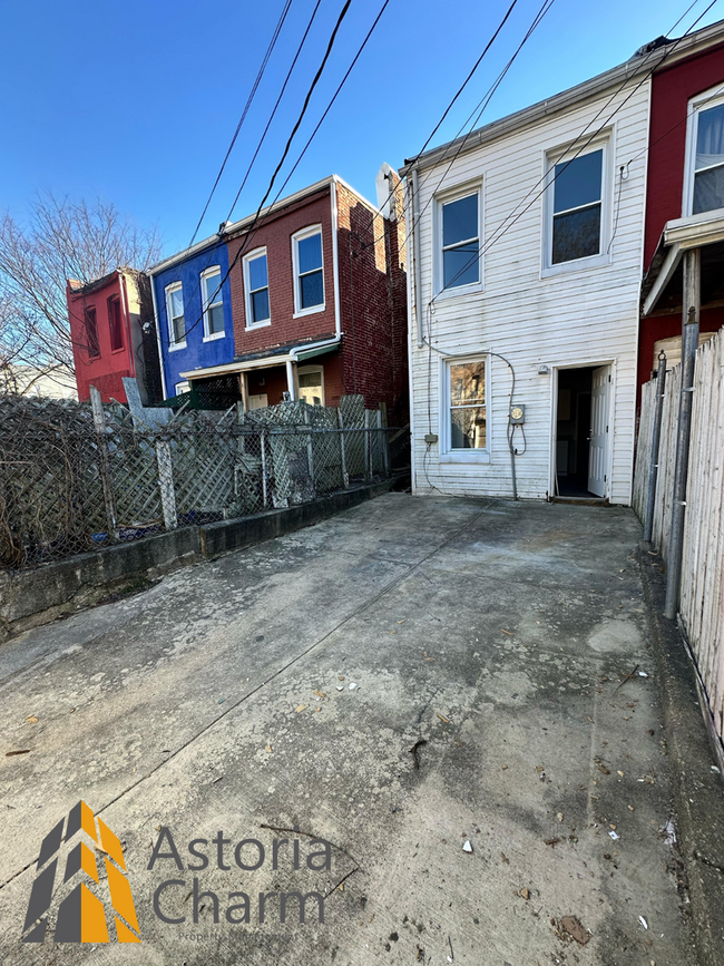 Building Photo - Updated 3 bedroom 1 bath Rowhome with Fenc...